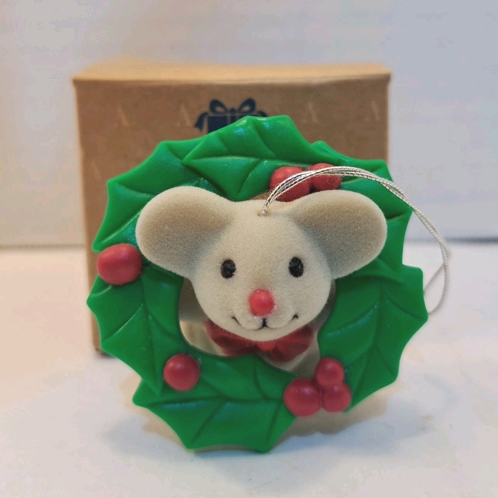 Avon Tree Trimmer Friends Gift Collection Mouse Wreath Christmas Ornament w/ Box